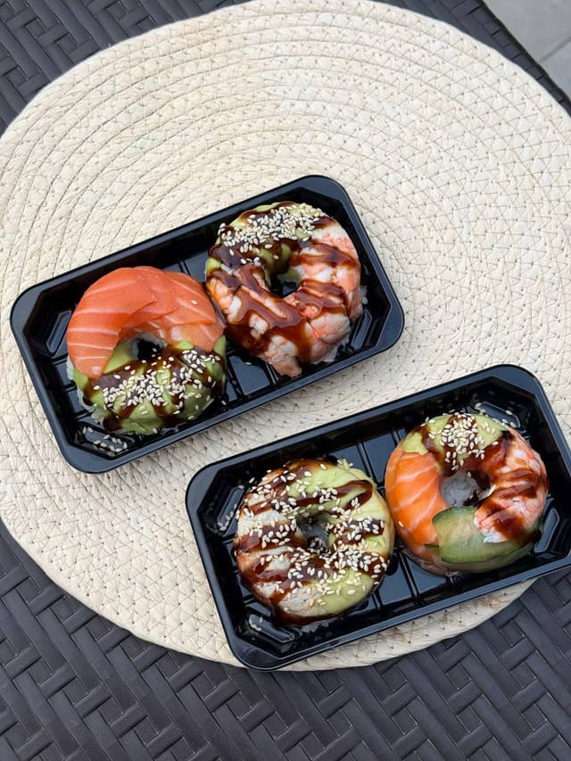 Суші-пончик з лососем